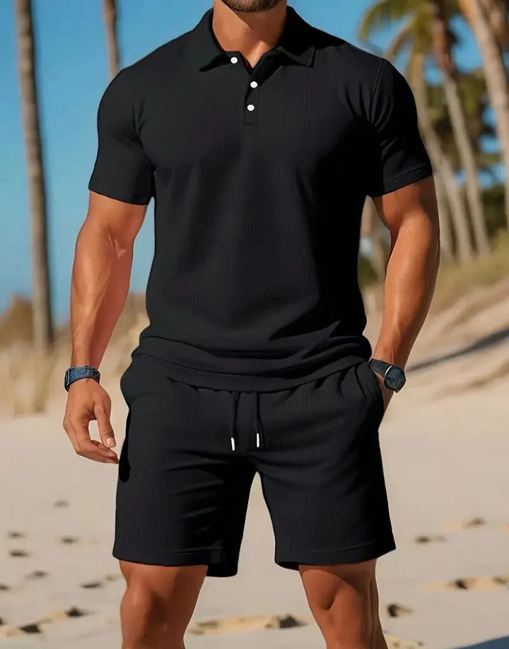 Stiligt tvådelat set för män i sommarstil med piké och bekväma shorts