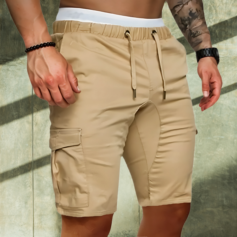 Baksida av funktionella herrishorts med klassisk passform och fickor.