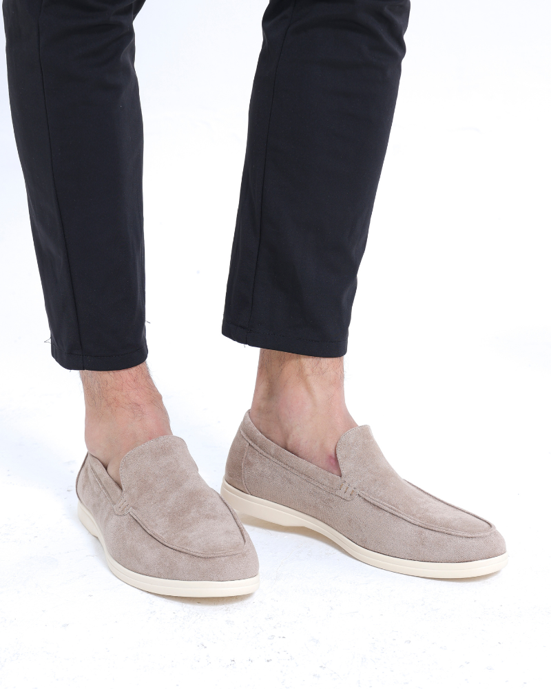 Klassiska herrloafers i mocka från sidan, perfekta vardagsskor