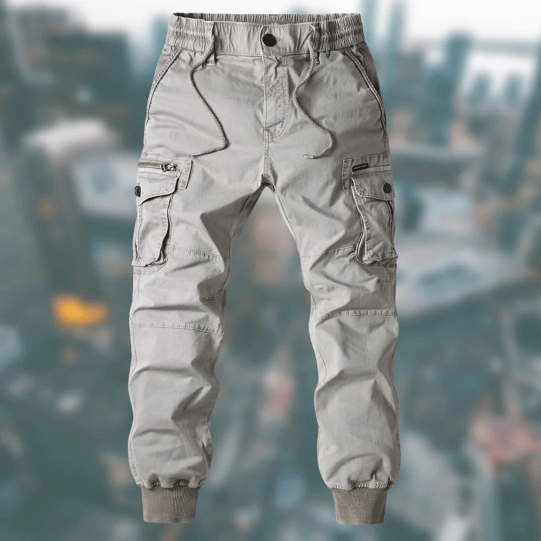 Baksida av bekväma herrcargobyxor med klassiska bakfickor för en komplett streetwear-look.