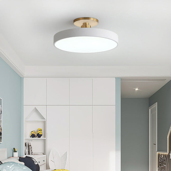 Visning av ljusets spridning från den runda LED-armaturen i mörkt rum