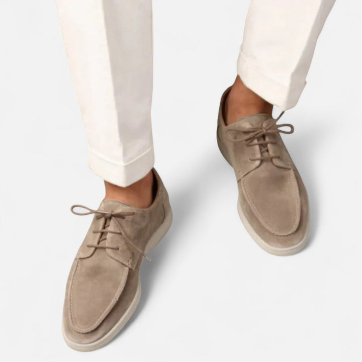 Klassiska herrskor med snörning i marinblå färg för en stilren och elegant look