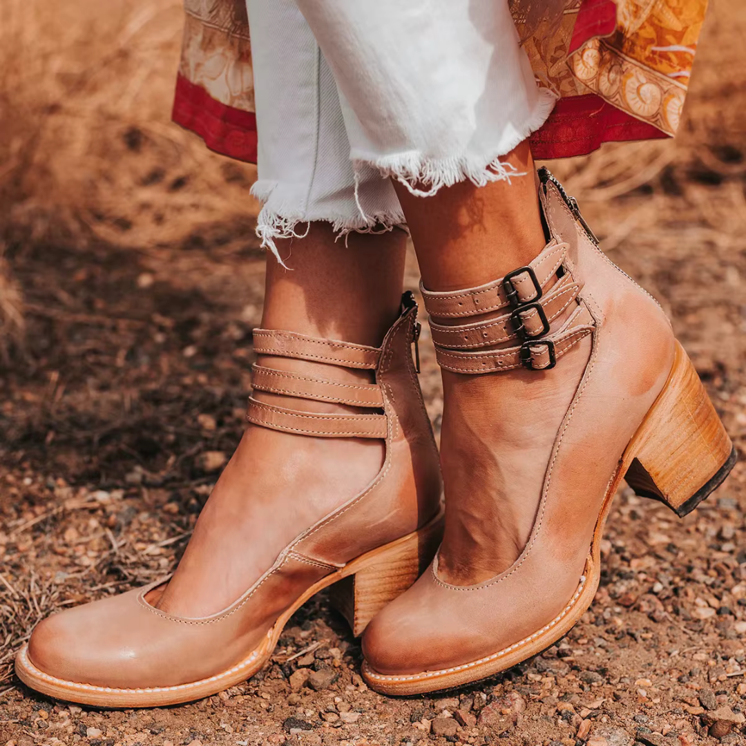 Elegant modell av pumps med ankelrem för fest