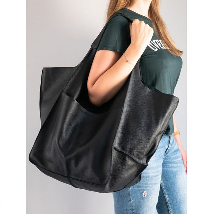 Moderna modeaccessoarer: stor handväska i klassisk retrostil