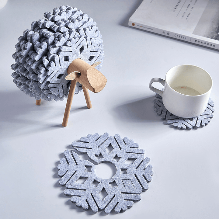 Heminredning och köksdetaljer med svensk älg-design på filt