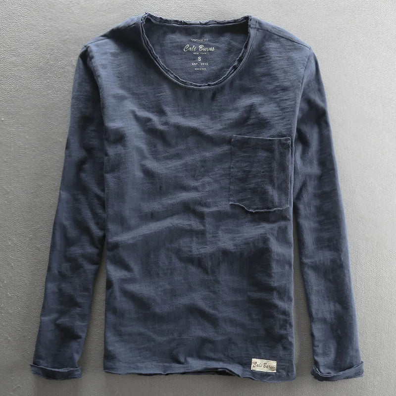 Modell som bär damtopp med långa ärmar och vintagemotiv