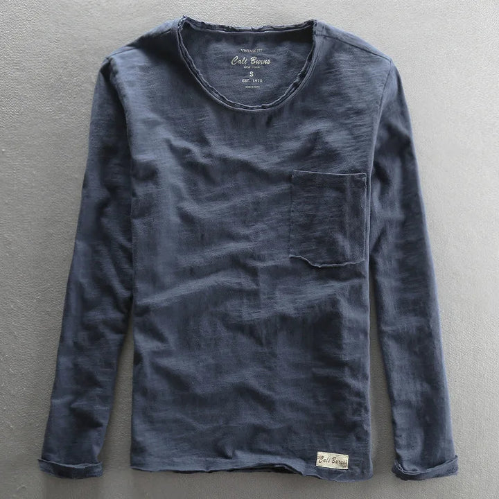 Modell som bär damtopp med långa ärmar och vintagemotiv