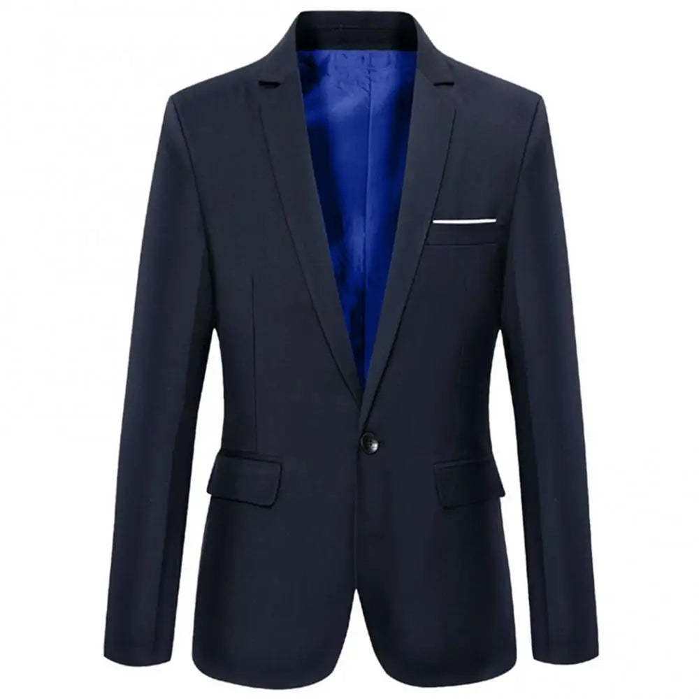 Modell i mörkblå slim fit blazer, perfekt kavaj för herrmode och jobb
