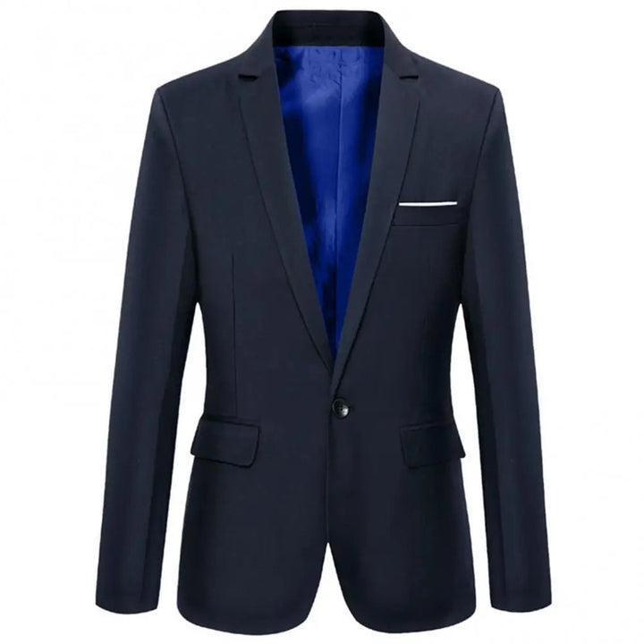 Modell i mörkblå slim fit blazer, perfekt kavaj för herrmode och jobb