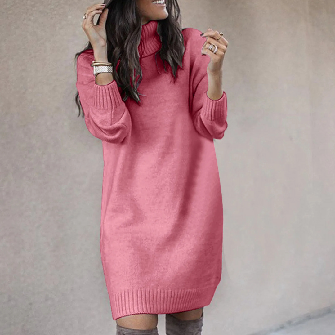 Kvinna som bär en rosa stickad turtleneck-klänning med långa ärmar