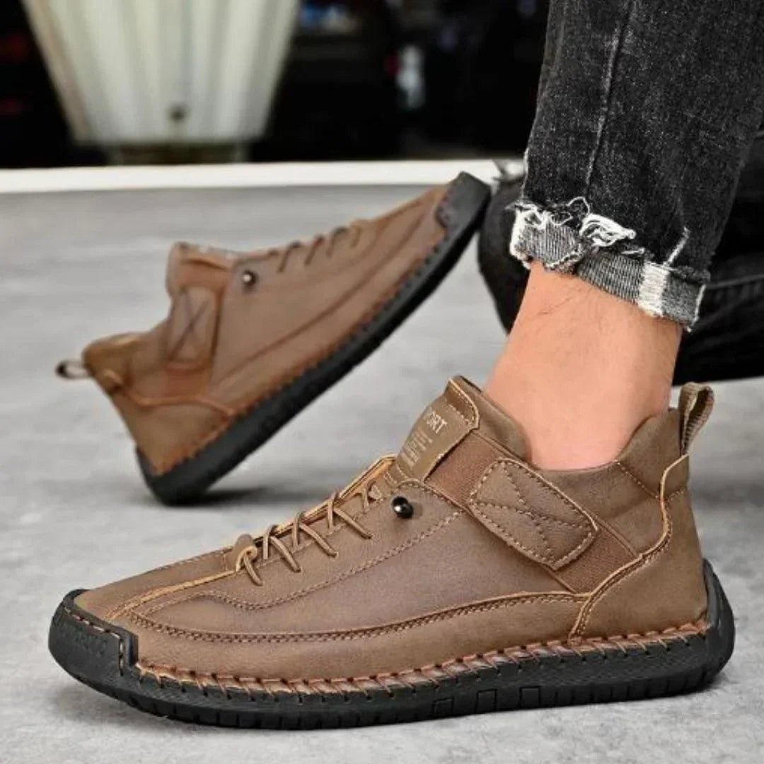 Snörning och plös på moderna herrsneakers