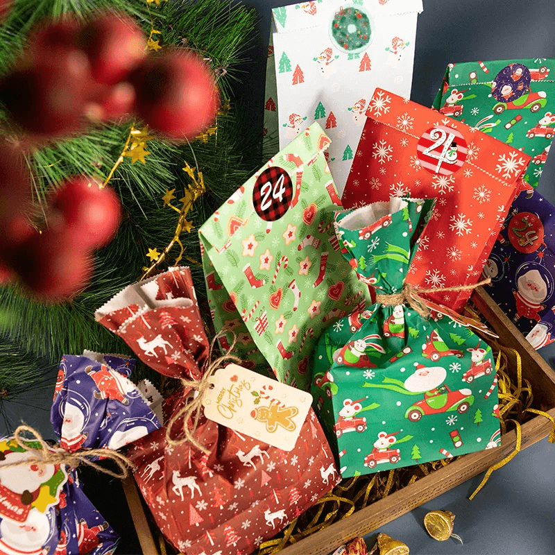 Julklappspåsar fyllda med godis och dekorerade med snören i träback