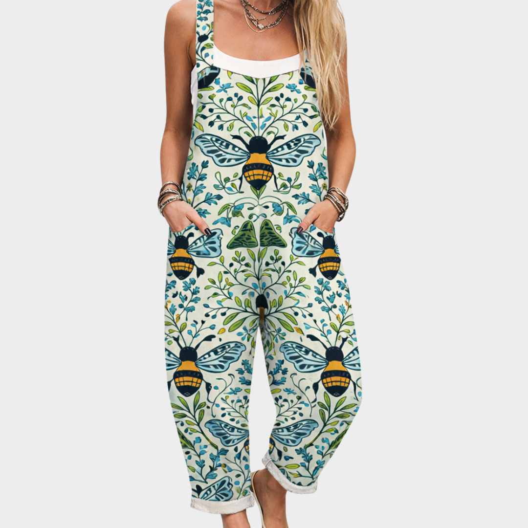 Kvinna som bär Ida mönstrad bekväm jumpsuit i flerfärgad design med fickor.