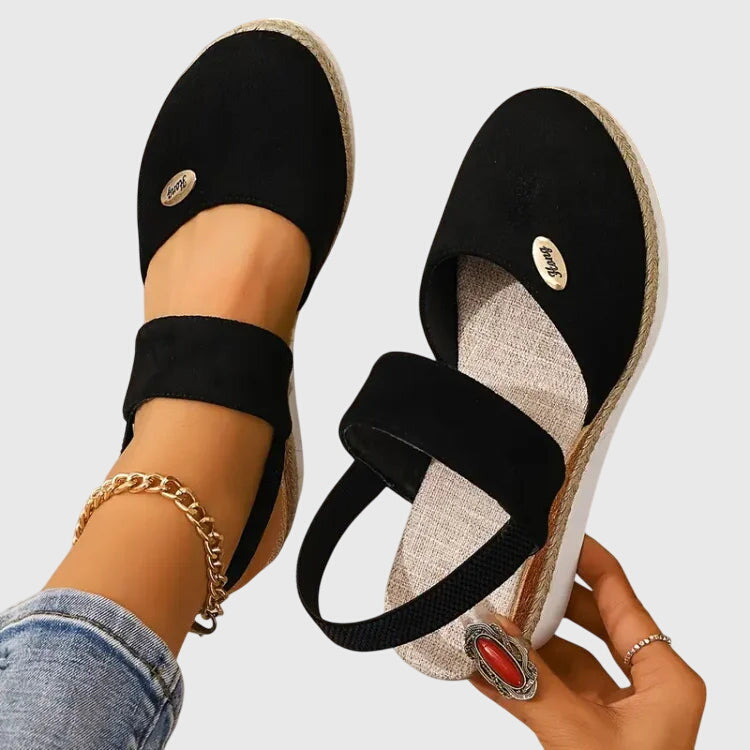 Ovanifrån på damortopediska sandaler Harriet, visar fotbädd och design.