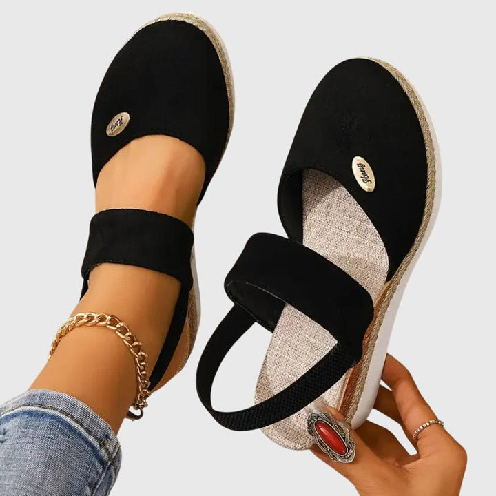 Ovanifrån på damortopediska sandaler Harriet, visar fotbädd och design.