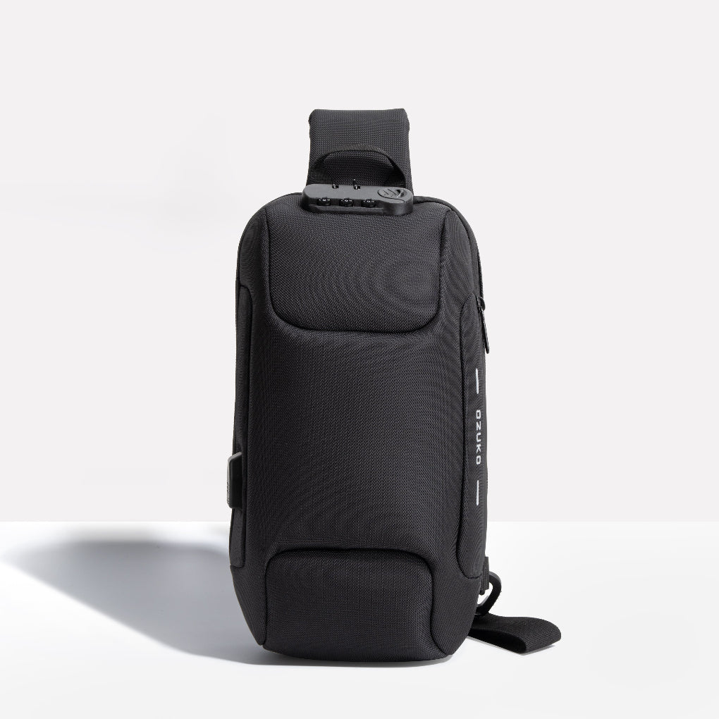 Stöldskyddad crossbody väska i svart framifrån med kodlås