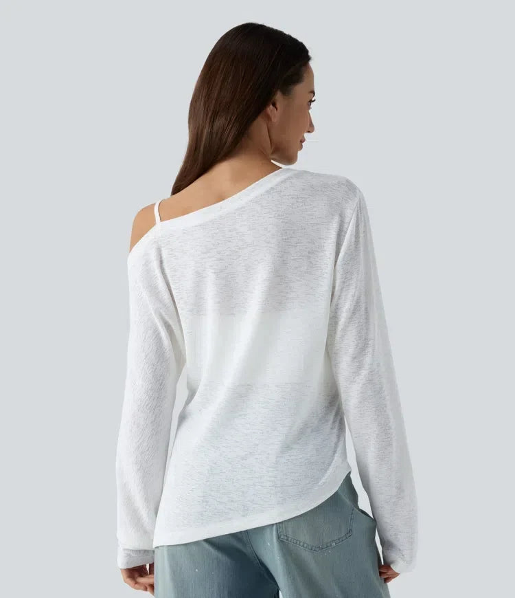 Kvinna i vit enaxlad långärmad asymmetrisk T-shirt bakifrån