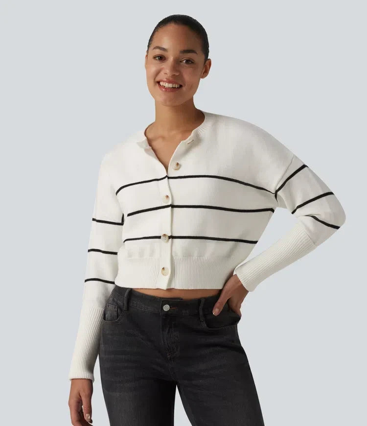 Kvinna som bär en vit och svartrandig cardigan framifrån