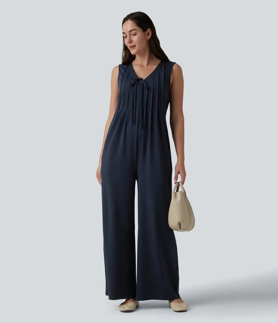 Moderna kläder för dam: bekväm vardagsjumpsuit med fickor och V-ring