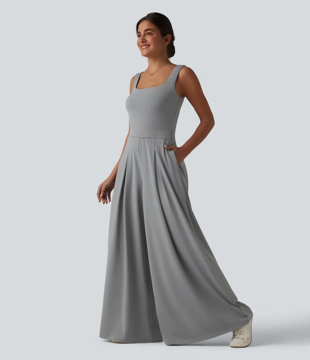 Snygg grå jumpsuit för dam med fickor visad i helfigur