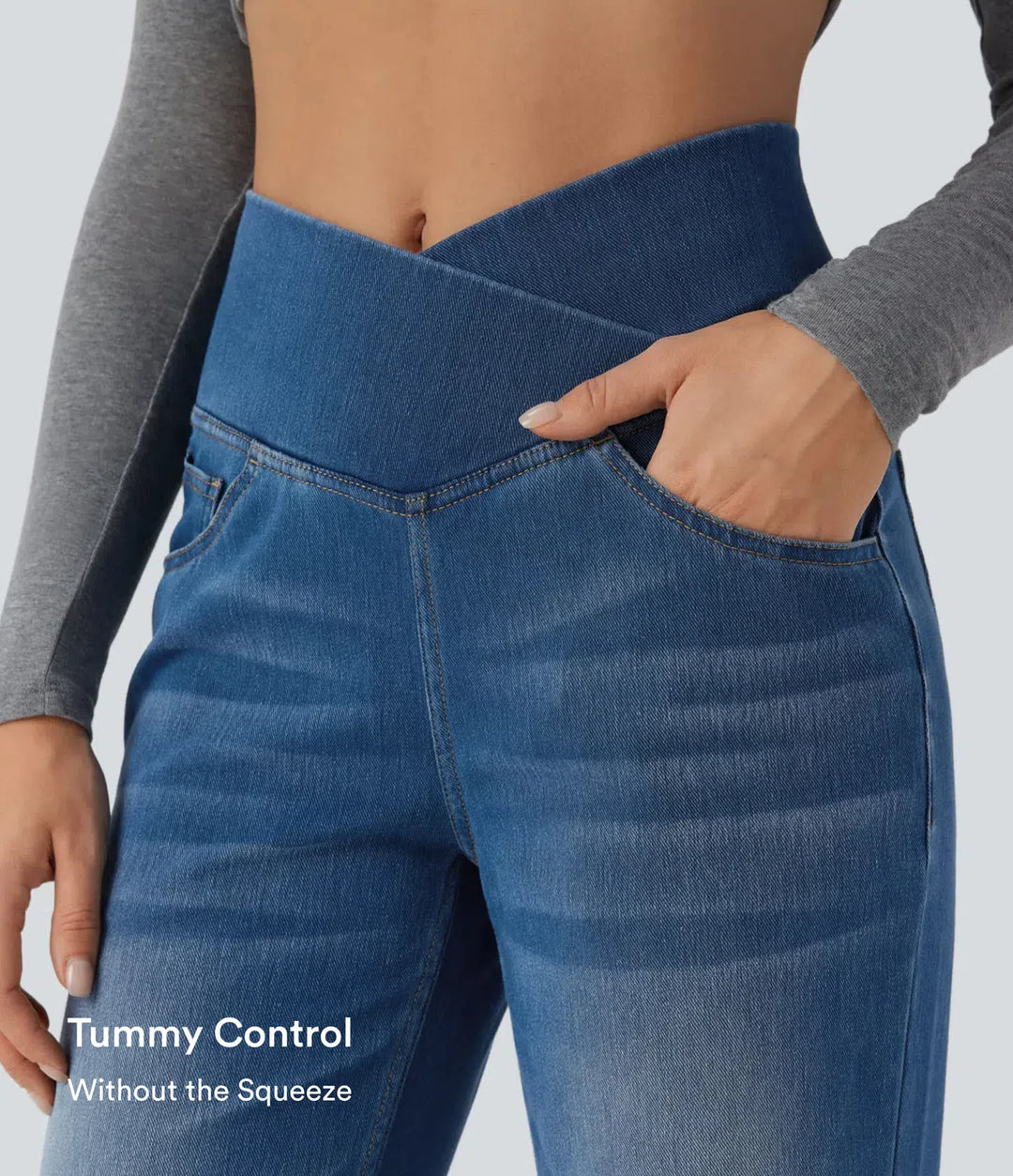 Närbild på knapp och gylf på stretchiga damjeans med raka ben