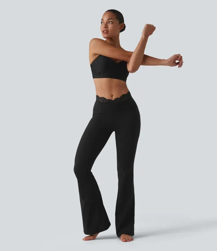 Detaljbild på fin spetsdetalj på svarta yogaleggings med flare