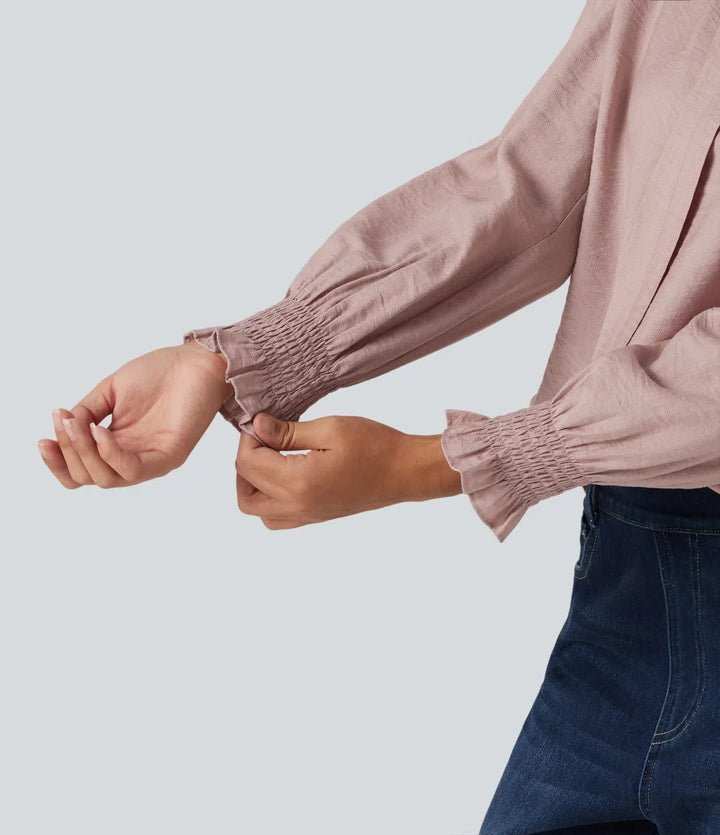Snygg styling av vit topp med puffärm och V-ringat snitt