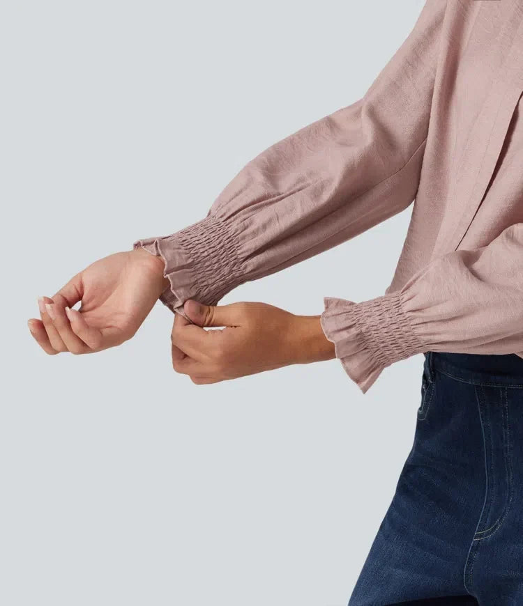 Snygg blus för dam med trendig puffärm och feminin V-hals i studiopose