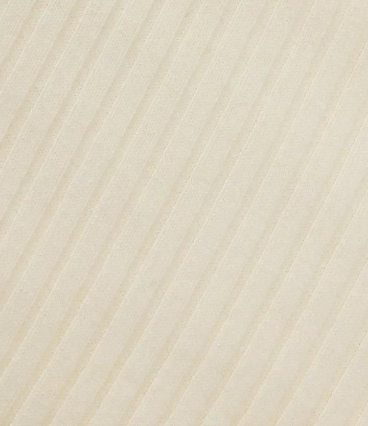 Närbild på ribbad krage och mjukt material på damtröja