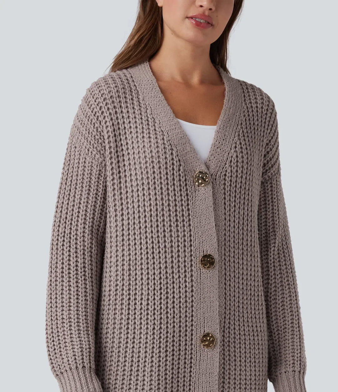 Stilren lång stickad damcardigan i bekväm modell med knappar framtill