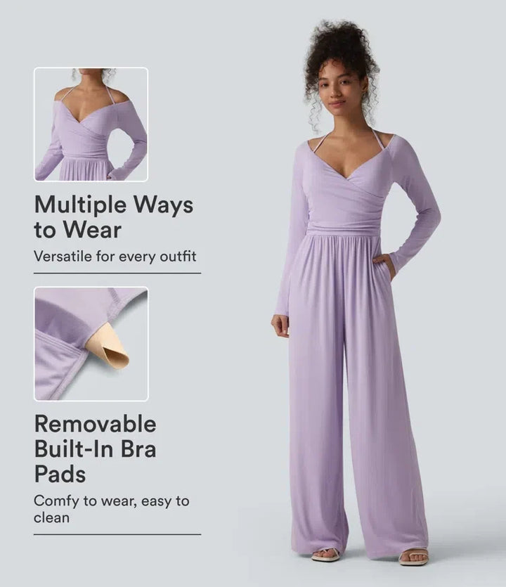Modell som visar lila ribbad jumpsuit med halterneck och avtagbar bh-stoppning