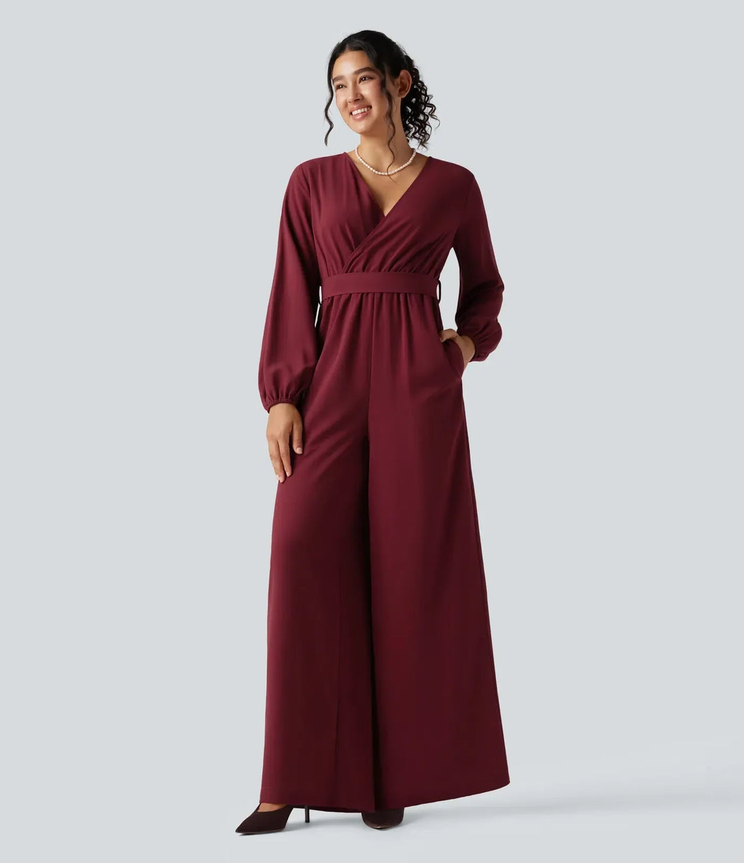 Svart dam jumpsuit med v-ringning och lång ärm framifrån