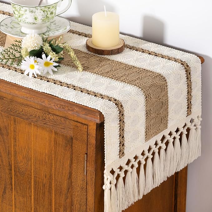 Boho makramé bordslöpare med tofsar i rustik design för matbordet