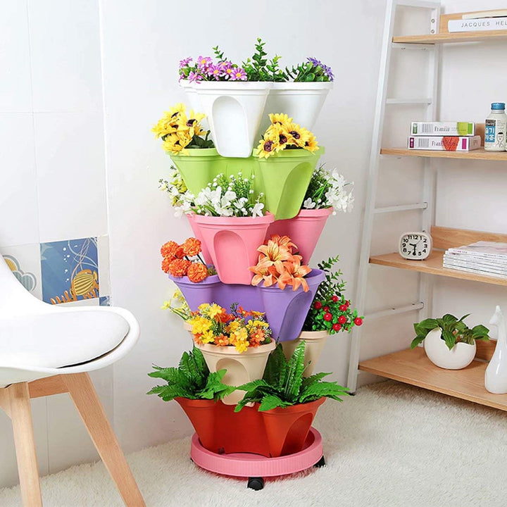 Flerfärgat vertikalt planteringsställ med blommor och växter inomhus