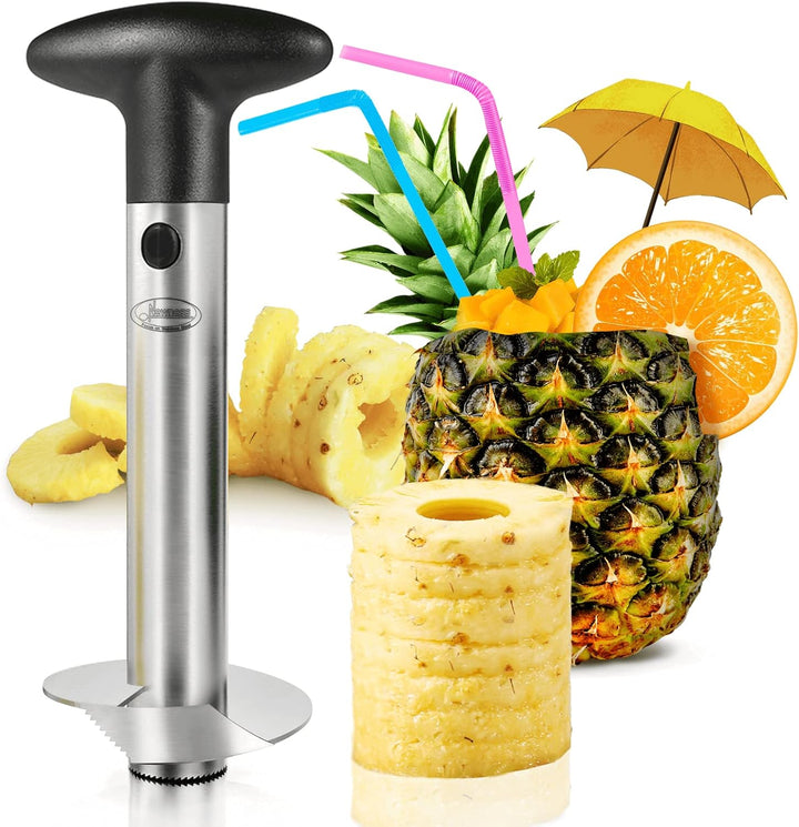 Ananas urskärare i rostfritt stål bredvid färska ananasskivor och en hel ananas