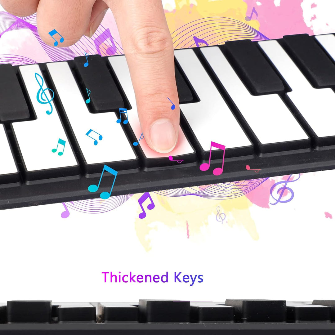 Närbild på det rullbara pianots svarta och vita tangenter