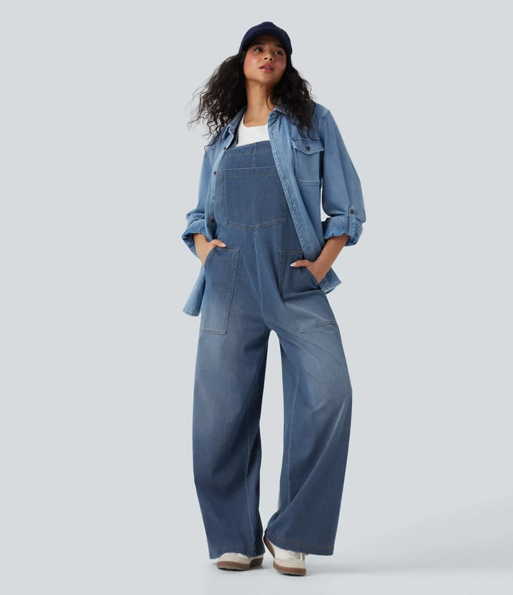 Snygg jeansoverall för kvinnor i en modern tvättad stil med raka ben