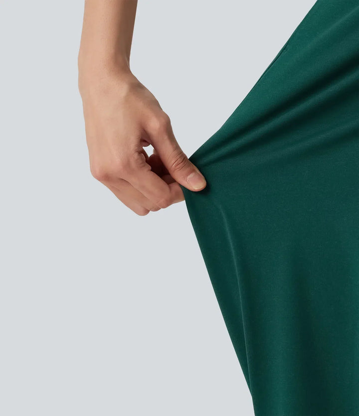 Detaljbild på grön damjumpsuit med inbyggd stödjande bh