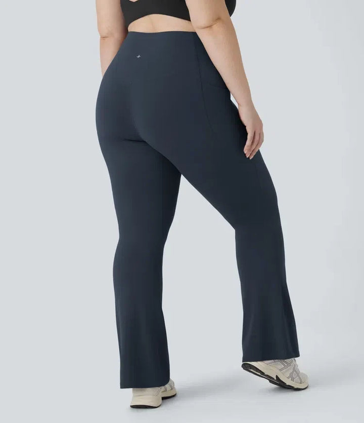 Bakifrån av kvinna iklädd formande yoga bootcut leggings