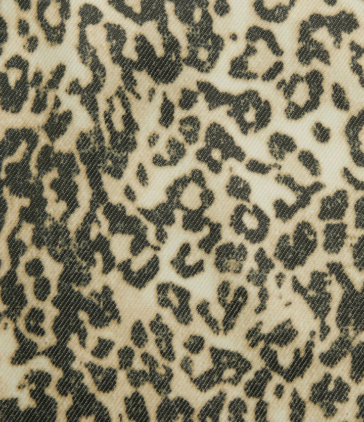 Närbild på mönster och struktur hos leopardmönstrad damjacka