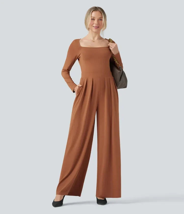 Dam i brun långärmad jumpsuit med vida ben framifrån
