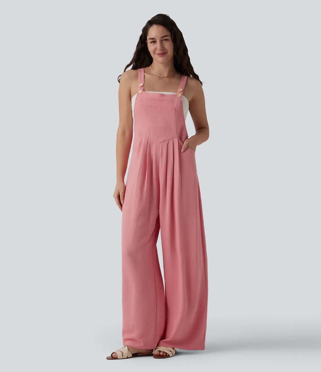 Moderna damkläder: sommaroverall med reglerbara axelband och relaxad design