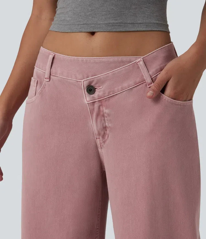 Damvida jeans med låg midja och asymmetrisk knäppning sedda bakifrån