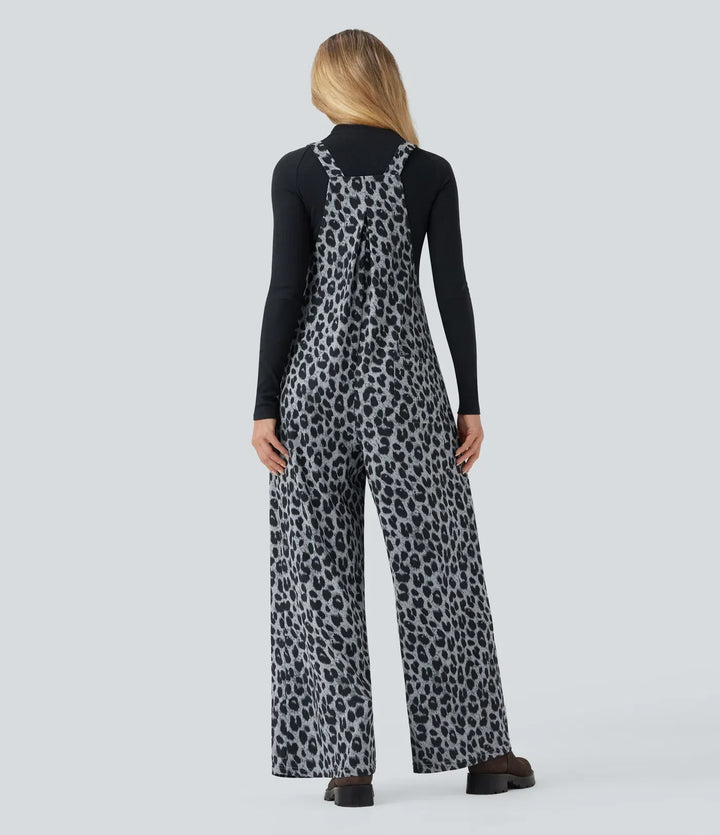Kvinna i leopardmönstrad overall med fickor sedd bakifrån
