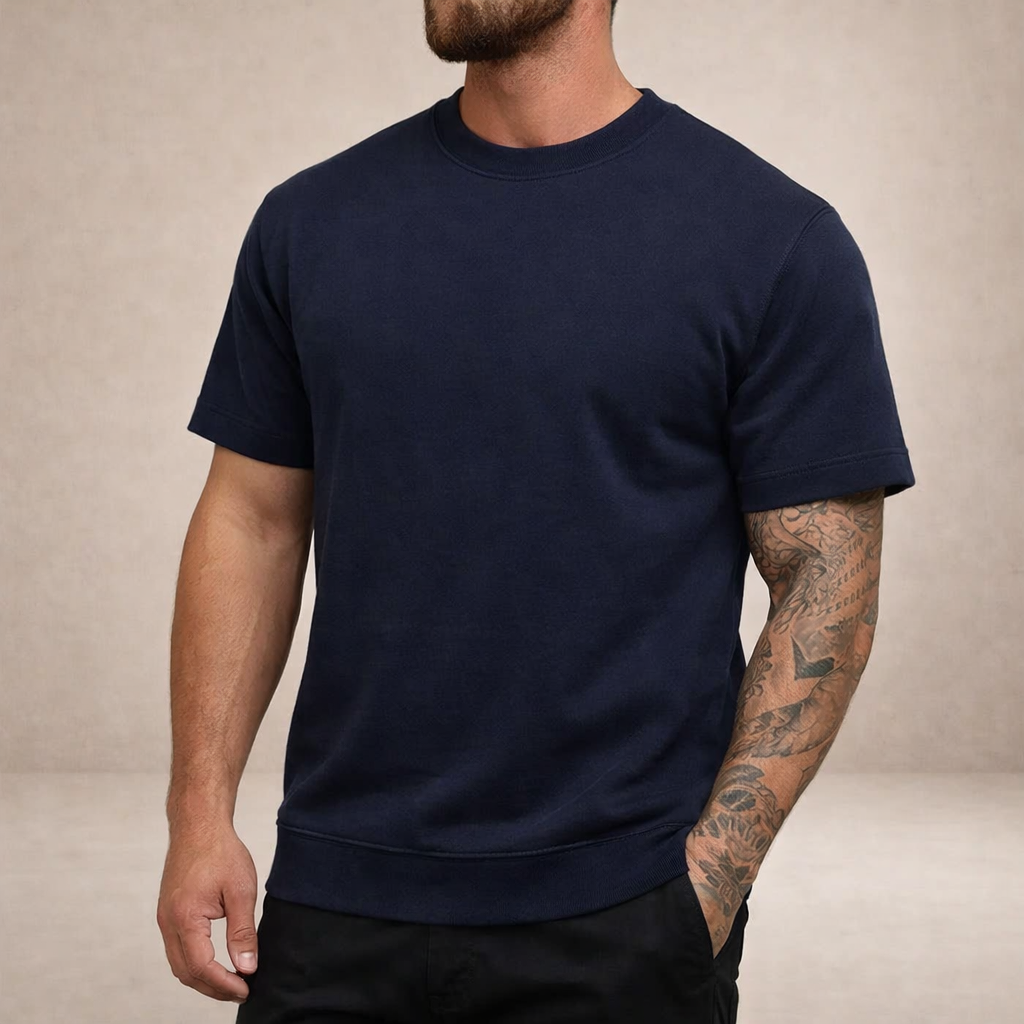 Närbild på ribbad krage på en slim fit herrtshirt