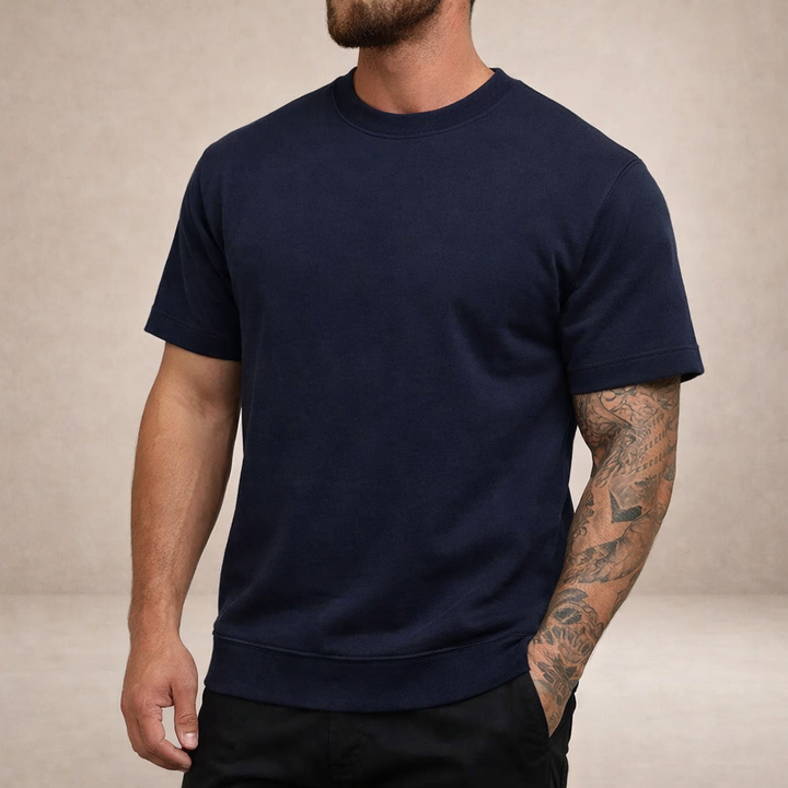 Närbild på ribbad krage på en slim fit herrtshirt