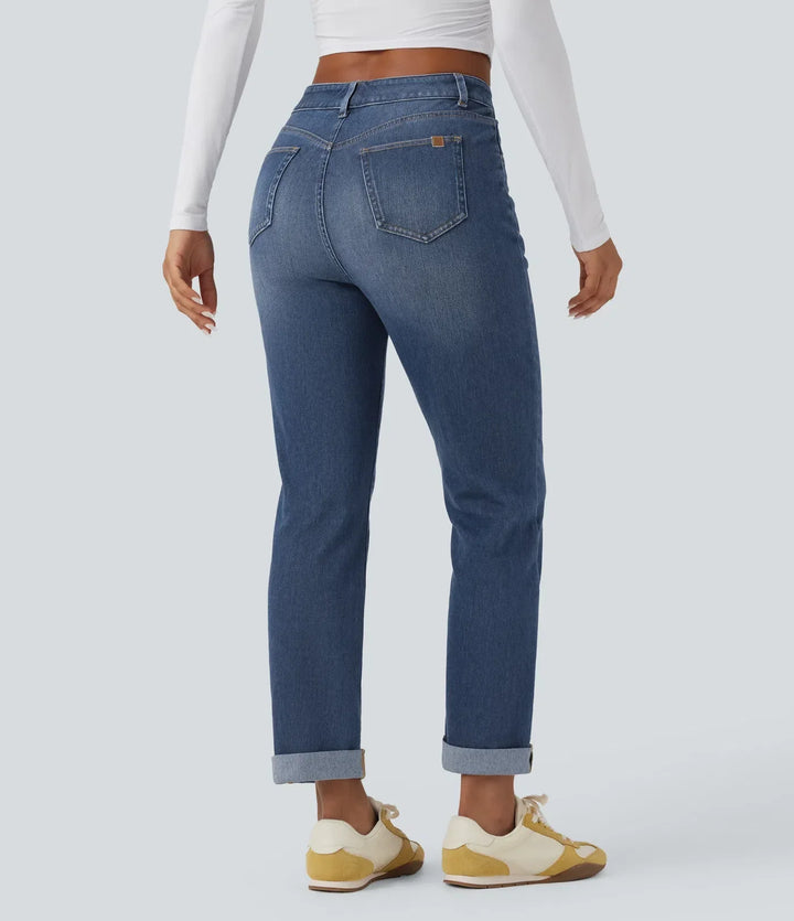 Närbild på upprullad fåll vid benslut på damjeans