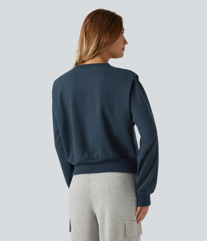 Baksidesvy av mörkblå sweatshirt för dam med lång ärm