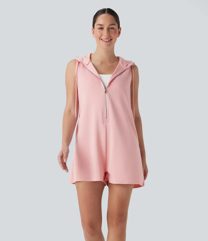 Kvinna som visar framsidan av den rosa jumpsuiten med dragkedja
