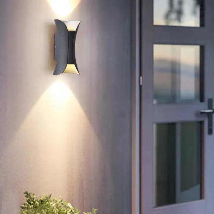 Svart LED vägglampa för utomhusbruk med IP65 klassning och stilren design